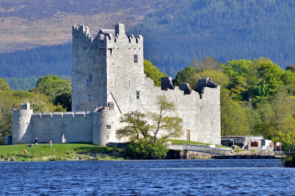 Ross_Castle_and_the_Lakes_of_Killarney.JPG